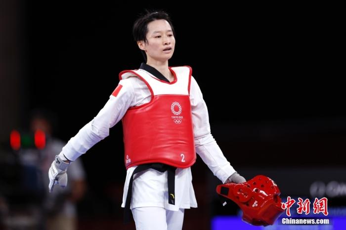 当地时间7月24日，中国选手吴静钰赛后离场。当日，东京奥运会跆拳道项目在东京幕张国际会展中心开赛。在女子49公斤级复活赛中，中国选手吴静钰以9：12不敌塞尔维亚选手波格丹诺维奇，无缘铜牌争夺。 <a target='_blank' href='http://www.chinanews.com/'><p  align=