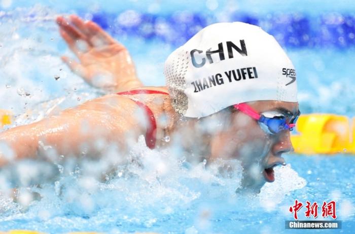 当地时间7月26日，东京奥运会游泳赛场，中国游泳小花张雨霏在女子100米蝶泳决赛中，以55秒64摘得银牌。<a target='_blank' href='http://www.chinanews.com/'><p  align=