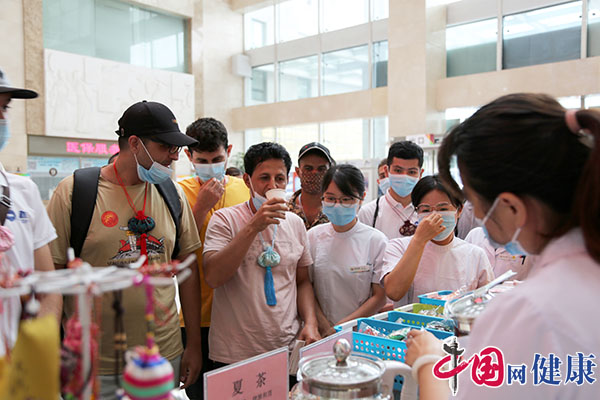 “一带一路”沿线国家留学生交流中医药文化
