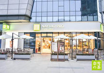 奈雪的茶就“地面有蟑螂”等问题致歉：涉事门店暂停营业