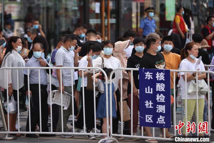 资料图:江苏省教育厅发布公告,要求该省中小学生原则上不跨设区市流动,留校大学生非必要不外出。 泱波 摄