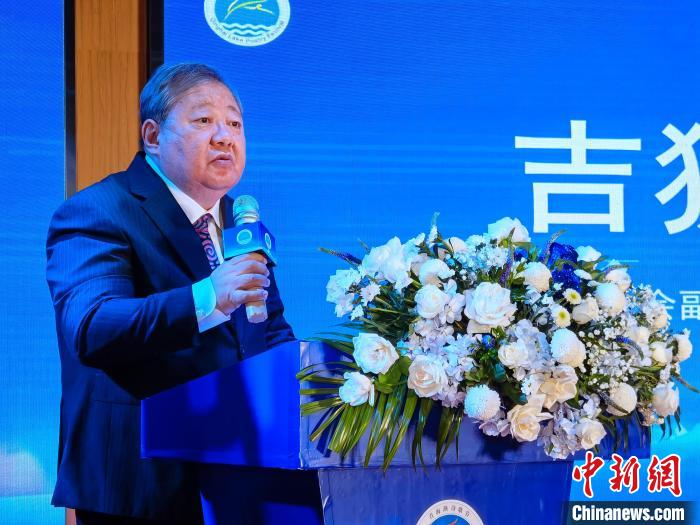 中外诗人齐聚青海湖畔 以诗会友致敬自然