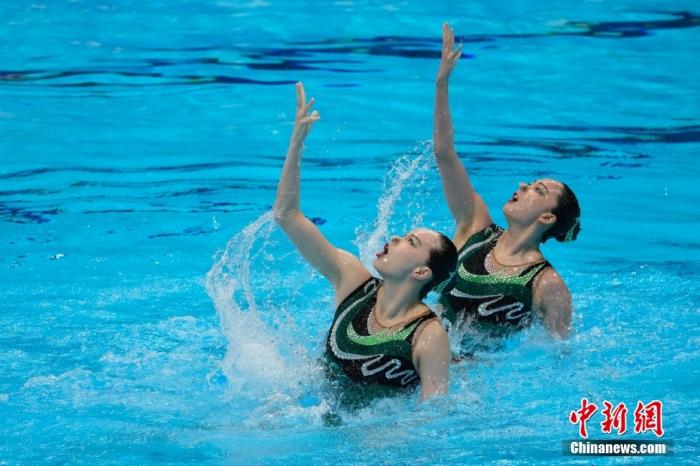 8月4日晚，东京奥运会花样游泳双人自由自选决赛进行，中国组合黄雪辰/孙文雁得到96.9000分，加上此前的技术自选得分，最终她们以192.4499分夺得亚军，俄罗斯奥运组合夺得冠军。图为黄雪辰/孙文雁在比赛中。 <a target='_blank' href='http://www.chinanews.com/'><p  align=