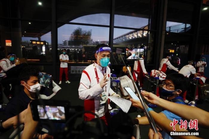 7月19日,参加东京奥运会的中国女篮运动员与教练团队抵达东京成田机场。图为女篮主教练许利民接受媒体采访。 <a target='_blank' href='http://www.chinanews.com/'><p align=