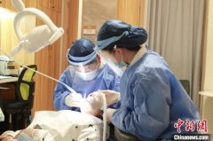 看牙动辄上千，口腔机构却连年亏损，钱让谁赚了？