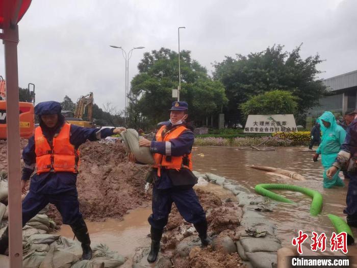 云南大理发生城市内涝森林消防赶赴现场展开救援