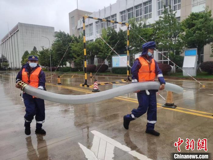 云南大理发生城市内涝 森林消防赶赴现场展开救援