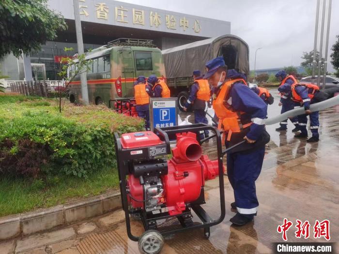 云南大理发生城市内涝 森林消防赶赴现场展开救援