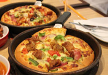 外送披萨缺斤少两被点名：必胜客标称重量880克 实重仅750克