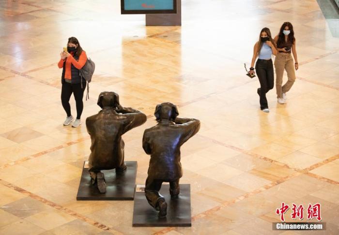 当地时间8月3日,顾客在美国加州旧金山一家商场内购物。包括旧金山县在内的旧金山湾区七个县以及伯克利市官员2日宣布,从3日起恢复室内公共场所戴口罩的强制规定,以阻止高传染性的德尔塔病毒传播。 <a target='_blank' href='http://www.chinanews.com/'><p align=