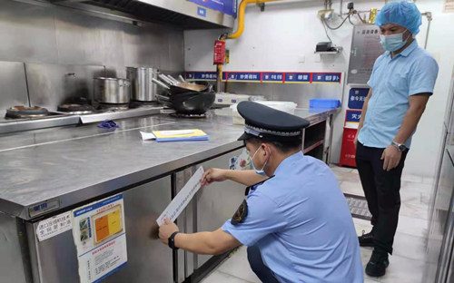 执法人员上门检查胖哥俩肉蟹煲涉事门店，有店员提前丢弃店内食材