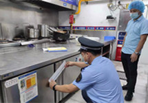 执法人员上门检查胖哥俩肉蟹煲涉事门店，有店员提前丢弃店内食材