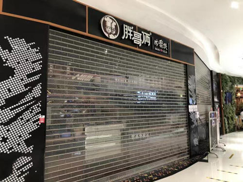 执法人员上门检查胖哥俩肉蟹煲涉事门店，有店员提前丢弃店内食材
