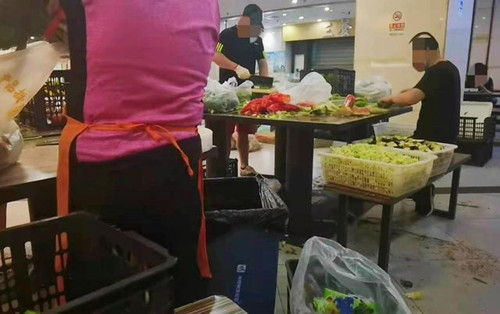 菜筐下爬蟑螂,垃圾桶旁放食材,一些美食城卫生堪忧