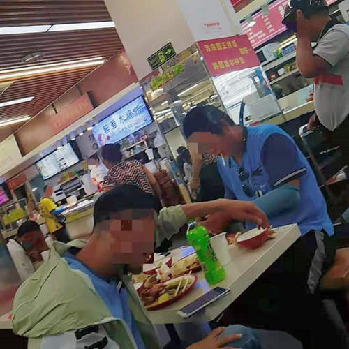 菜筐下爬蟑螂,垃圾桶旁放食材,一些美食城卫生堪忧