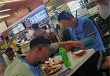 菜筐下爬蟑螂，垃圾桶旁放食材，一些美食城卫生堪忧