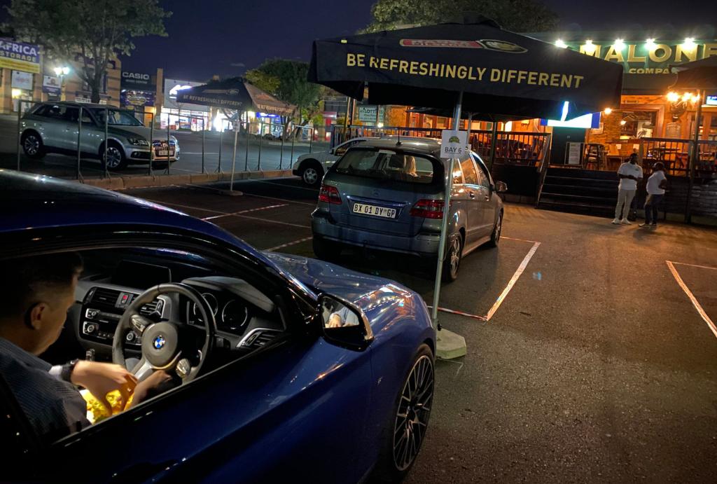 汽车成南非人疫情期间休闲“神器”