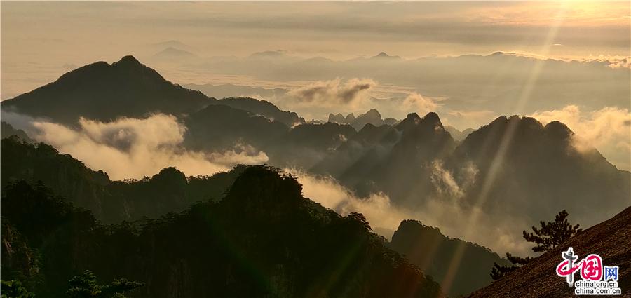 黄山风景区：惊现“日破云涛万里红”（组图）