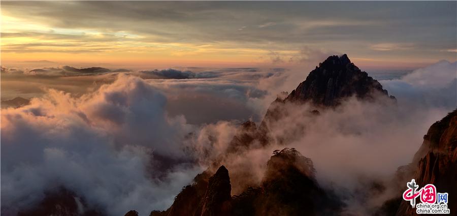黄山风景区：惊现“日破云涛万里红”（组图）