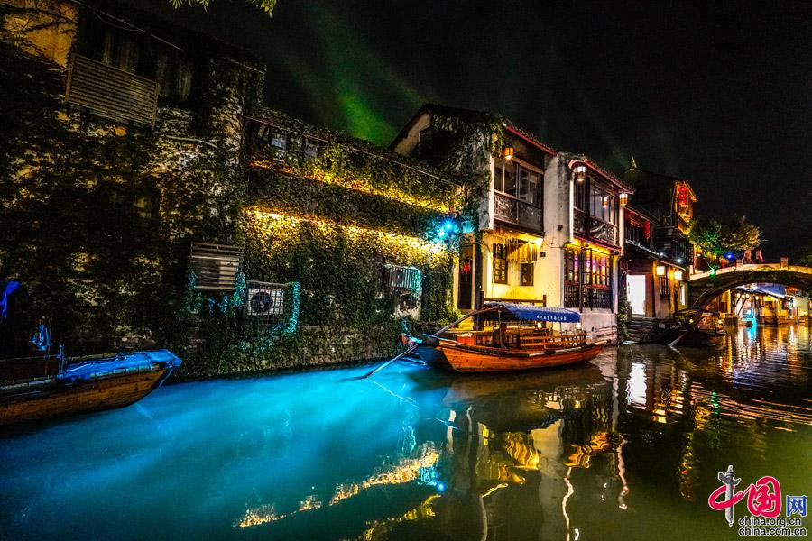 周庄中秋灯会火爆异常 传统文化沉浸体验受青睐