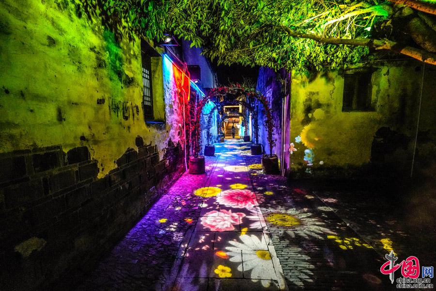 周庄中秋灯会火爆异常 传统文化沉浸体验受青睐