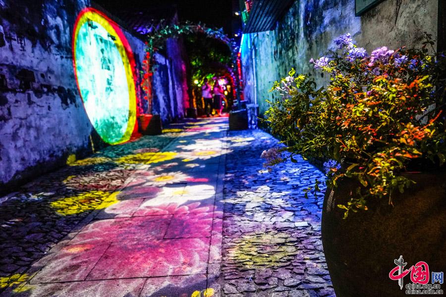 周庄中秋灯会火爆异常 传统文化沉浸体验受青睐