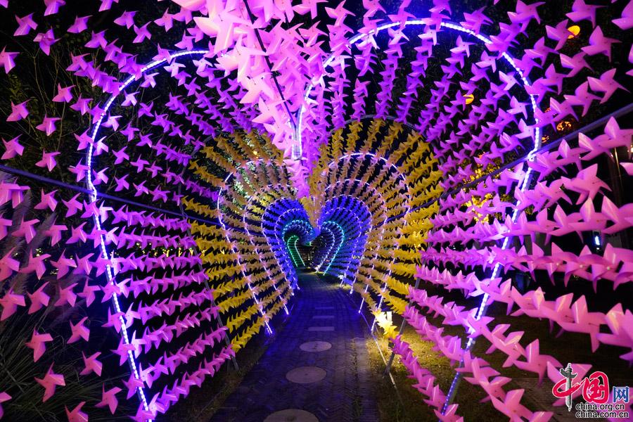 周庄中秋灯会火爆异常 传统文化沉浸体验受青睐