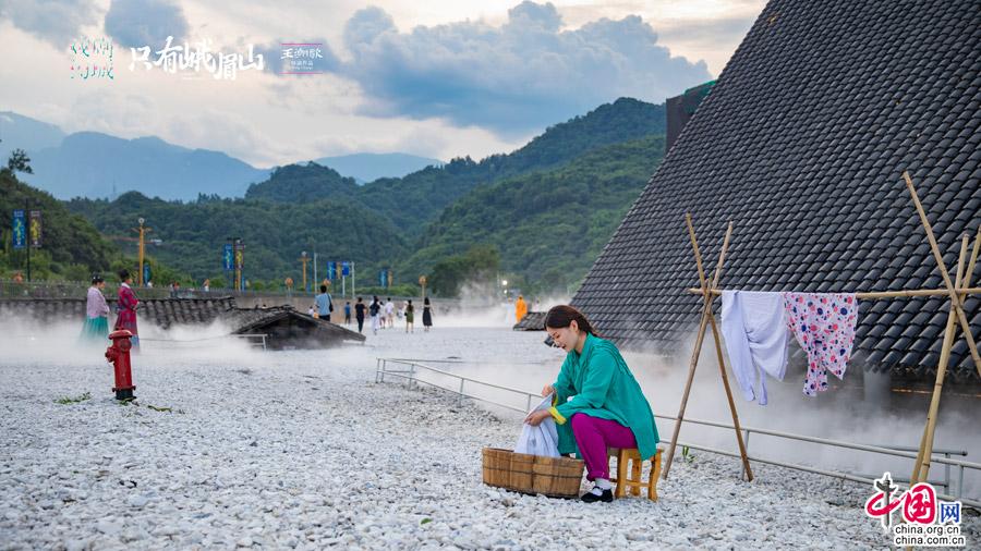 《只有峨眉山》:美轮美奂 找回人生的一场大戏